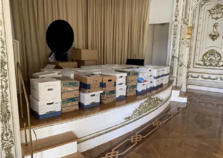 Algunos documentos estuvieron en el escenario de un salón de bailes de Mar-a-Lago.