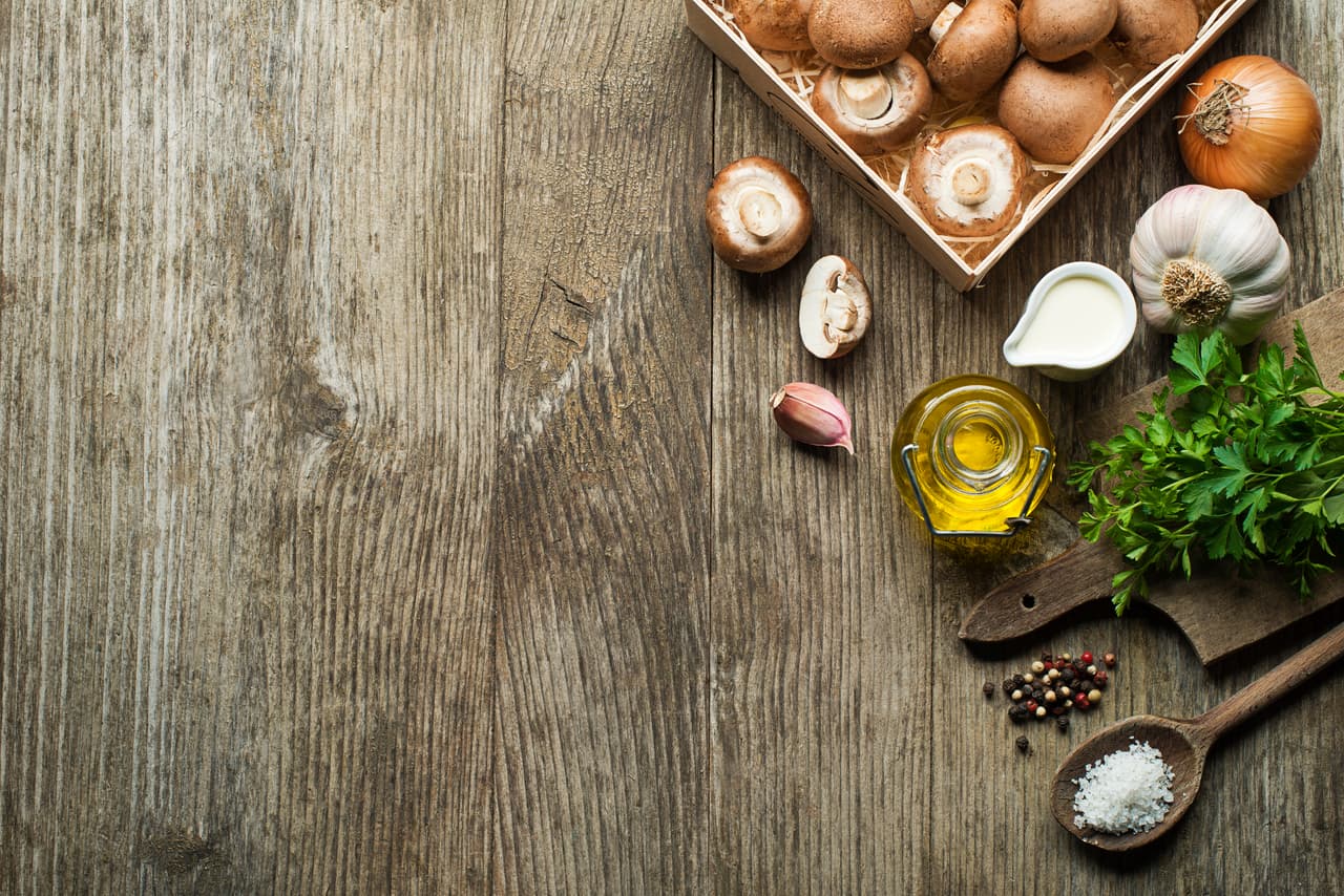 Prepara unas hamburguesas de arroz integral con setas, los ingredientes son: 2 tazas de arroz integral cocido, 100 gramos de champiñones picados, 1 cebolla finamente picada, 1 ramito de menta picada. 1 huevo, sal, pimienta y aceite de oliva.