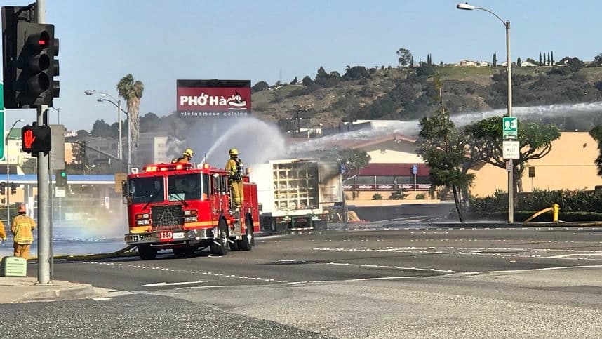 Evacúan a cientos de personas por explosión de tanques de hidrógeno en Los Ángeles