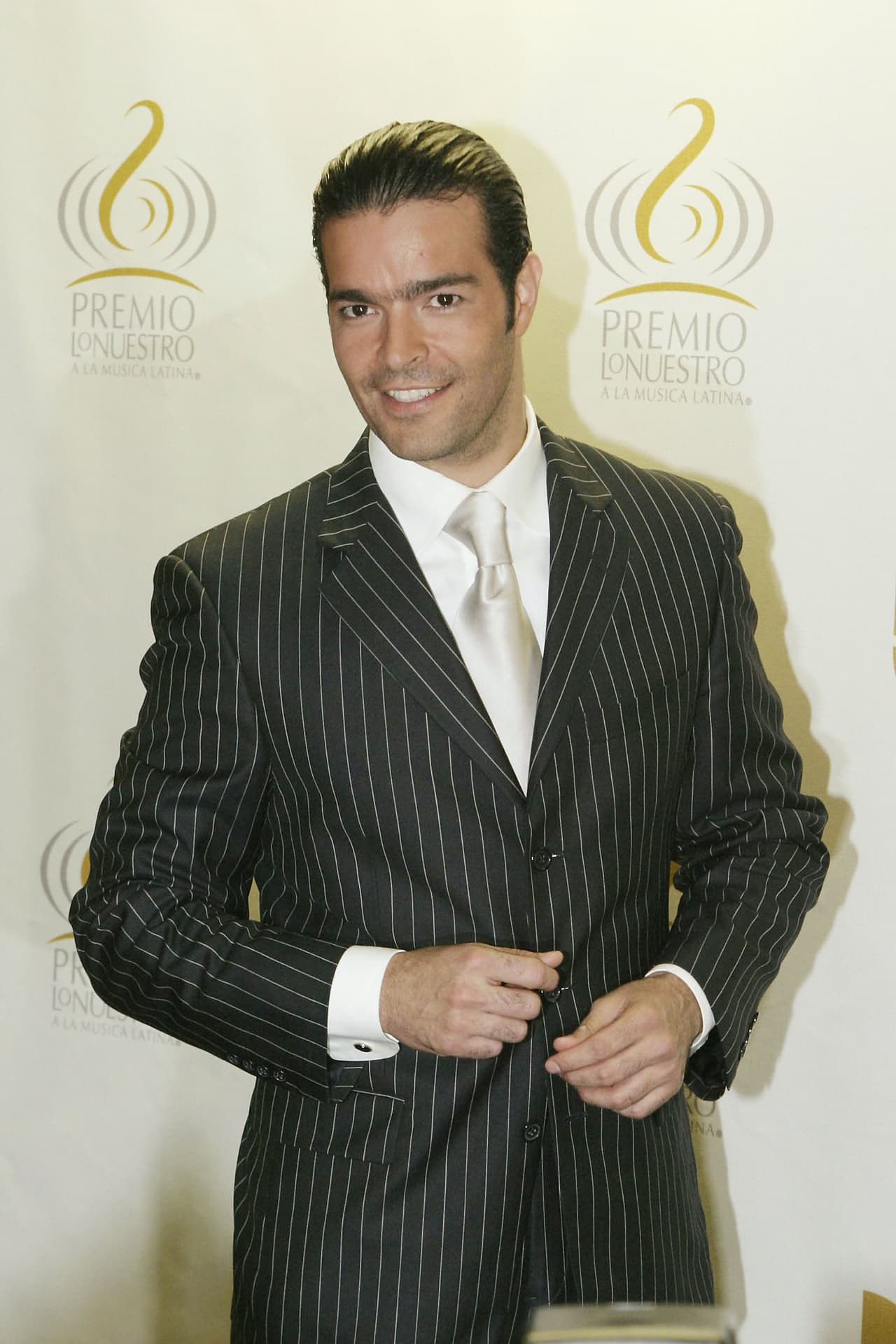 El actor y cantante Pablo Montero durante la entrega de Premio Lo Nuestro 2004, se olvidó del atuendo de charro y vistió este elegante traje.