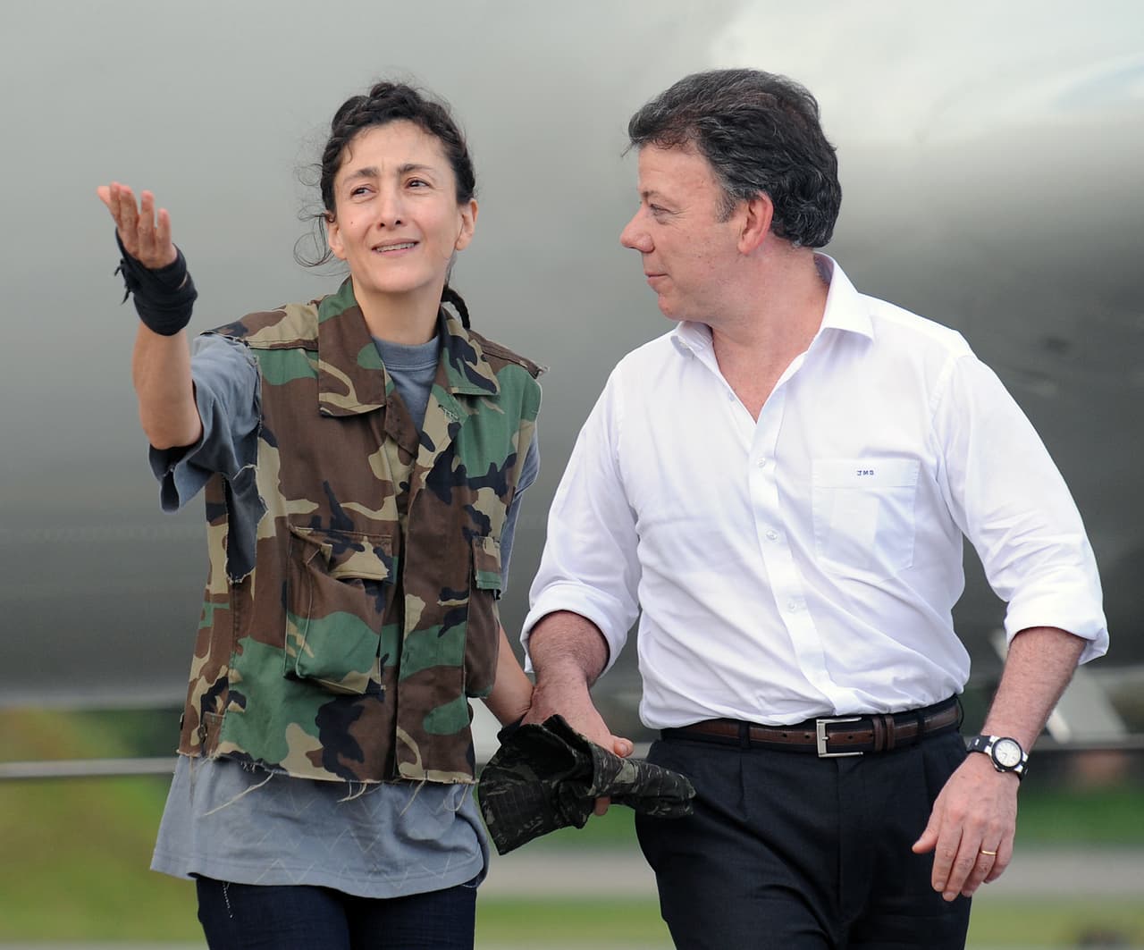 Luego de seis años y cuatro meses secuestrada, en julio de 2008 fue rescatada Íngrid Betancourt, en la operación militar “jaque”. En la audaz maniobra de liberación también fueron recuperados del cautiverio tres ciudadanos estadounidenses, siete miembros del Ejército de Colombia y cuatro miembros de la Policía Nacional de Colombia. Juan Manuel Santos, como ministro de Defensa del gobierno de Uribe, recibió a Betancourt en el aeropuerto.