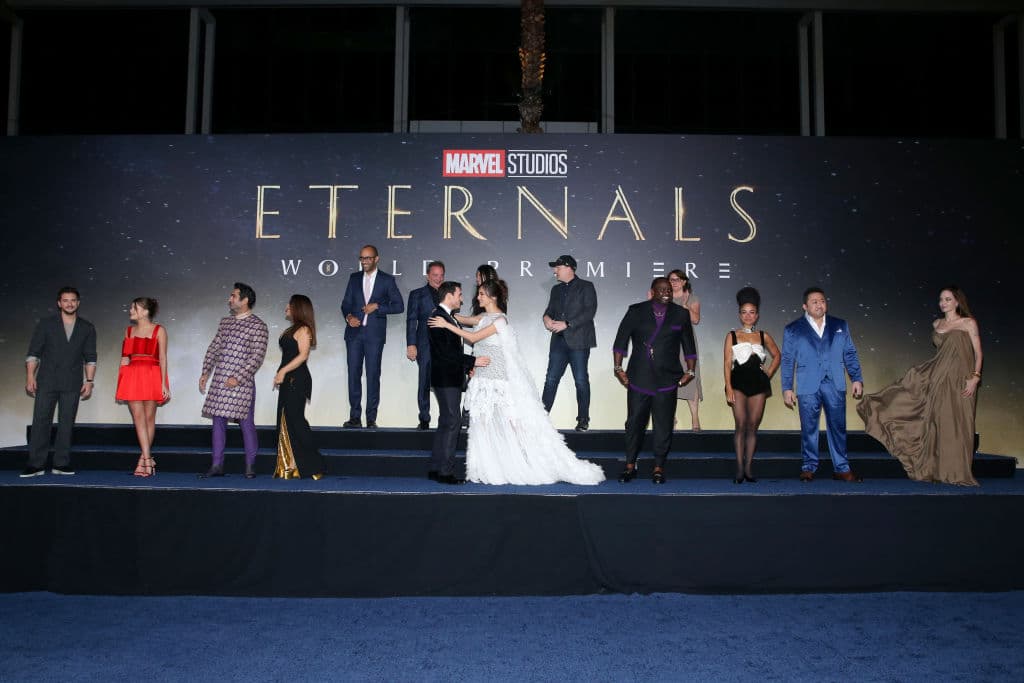 Su familia la acompañó a la premier de 'Eternals', cinta dirigida por la ganadora del Oscar Chloé Zhao. En ella también participarán actores como Salma Hayek, Kit Harrington, Richard Madden y Gemma Chan. 
<br>