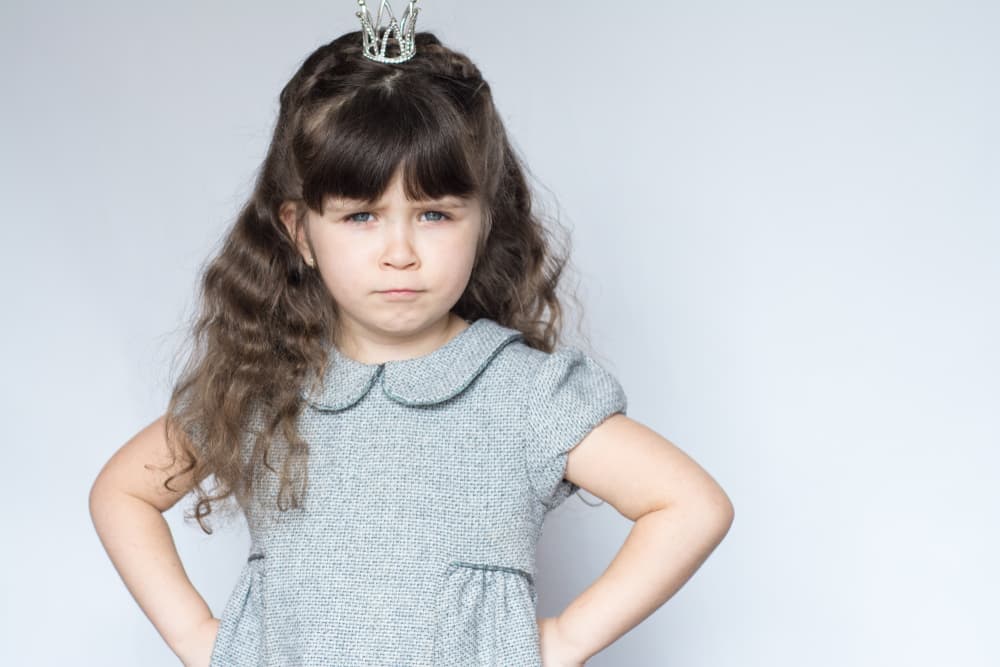 Las pequeñas Leo también suelen ser propensas a hacer muchos berrinches y no dudan en llorar desconsoladamente si no consiguen lo que quieren. Además, siempre suelen ser muy sociables, así que se desempeñarán muy bien en sus entornos, suelen llevarse bien con todo el mundo y en su aptitud de líder y 'leona', quieren cuidar a todos.