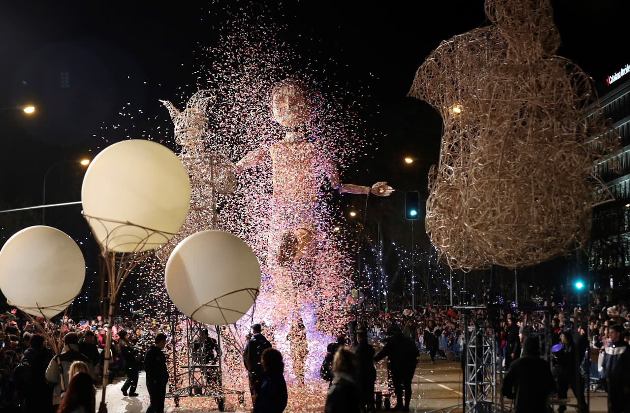 Los Reyes Magos protagonizan su tradicional cabalgata del 5 de enero por el madrileño Paseo de la Castellana acompañados por once carrozas, diferentes comparsas, marionetas, muñecas gigantes y bailarinas.