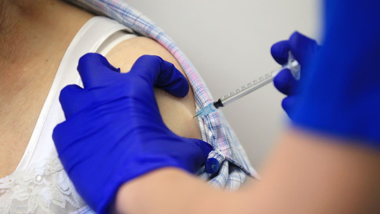 Panel de los CDC recomienda limitar vacunación contra el covid-19: hay preocupación entre expertos