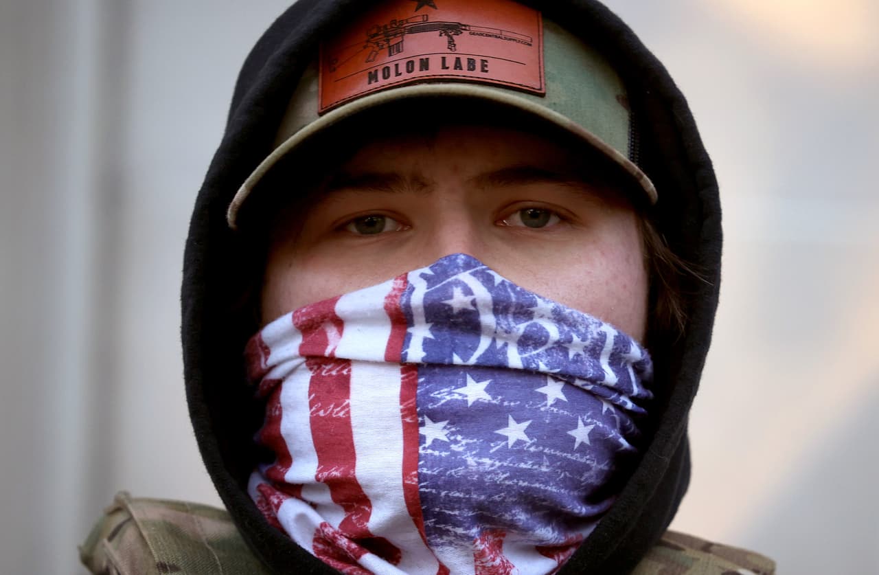 Pese a que tradicionalmente ha sido un estado conservador, Virginia pasó en noviembre a manos demócratas y el gobernador Ralph Northam prometió abordar lo que consideraba como una laxitud en torno a las leyes sobre armas de fuego, particularmente después de un
<b><a href="https://www.univision.com/noticias/tiroteos/todas-menos-una-de-las-12-victimas-de-virginia-beach-era-empleados-municipales-como-el-atacante" target="_blank">tiroteo en mayo de 2019 en Virginia Beach</a></b> que dejó 12 muertos.
<br>