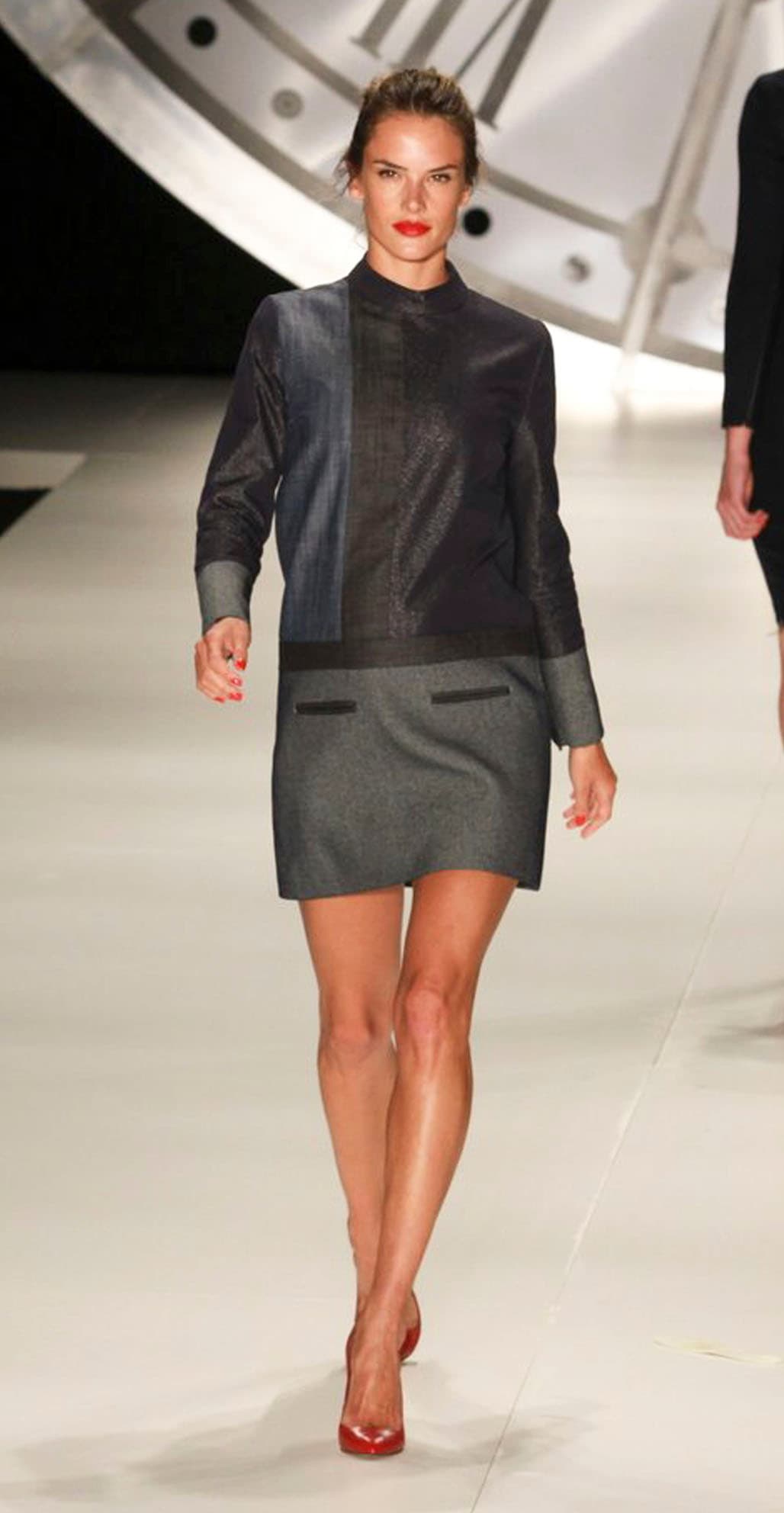 Al igual que Adriana Lima, la modelo no lució su pancita de embarazo en un desfile para la marca de lencería, sino en el Fashion Week de Sao Paulo de 2012.