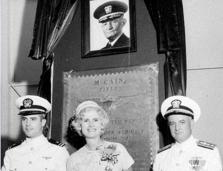 Por qué John McCain eligió ser enterrado en el cementerio de Annapolis y no en donde yacen sus ancestros