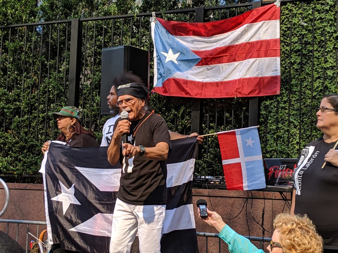Decenas de boricuas y aliados reunidos para un mítin en Dag Hammarskjold Plaza en Manhattan.