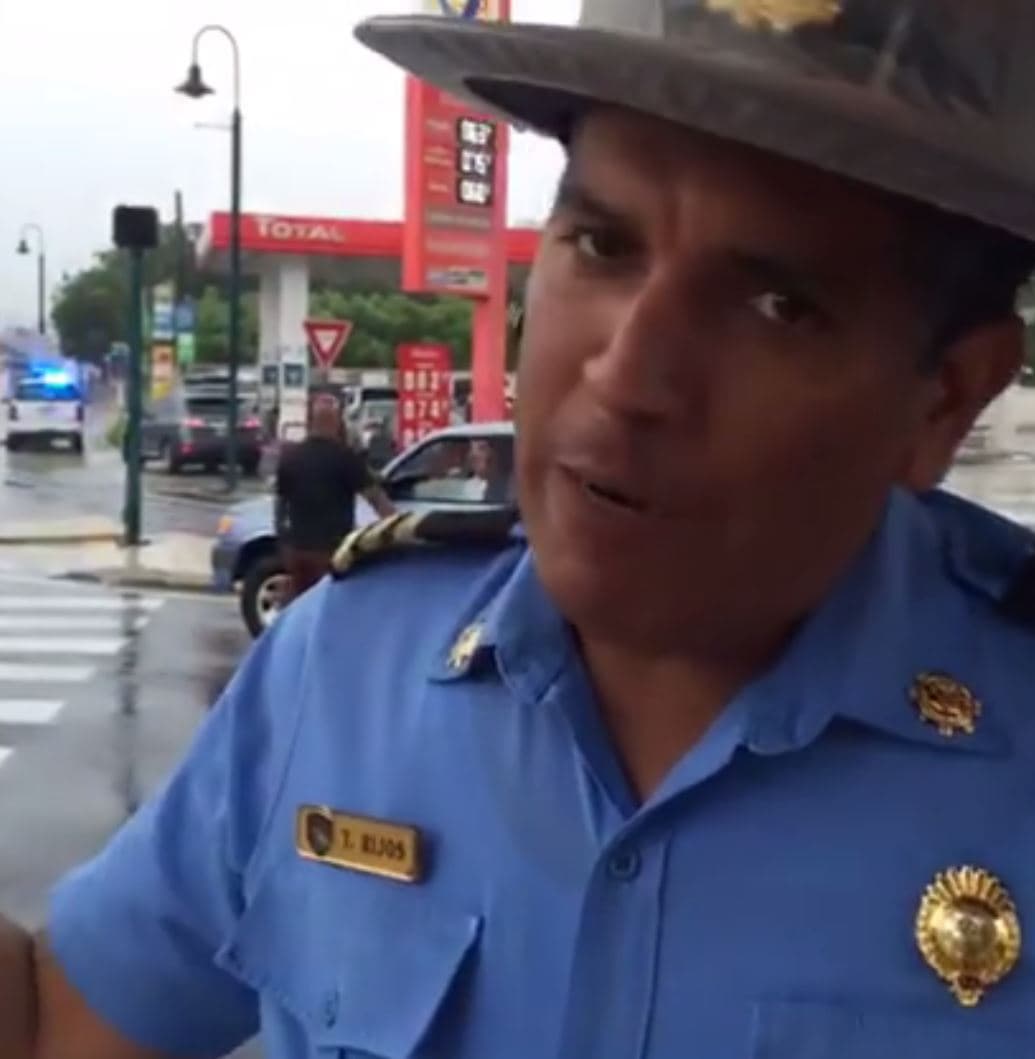 A lo largo y ancho de Puerto Rico se comparten imágenes de las personas felicitando a la Policía y brindándoles agua y otros suministros en agradecimiento a la gran labor que han realizado.