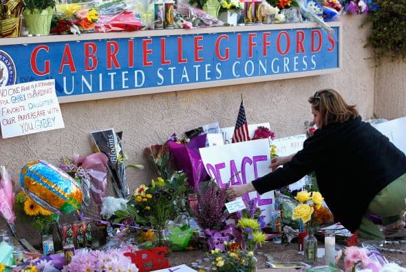 Noviembre 8- El autor del tiroteo perpetrado en 2011 en Tucson, Arizona, que provocó 6 muertos, entre ellos la congresista Gabrielle Giffords, es condenado a siete cadenas perpetuas.