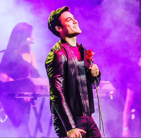 Pero en 2004, el también actor decidió probar suerte en un reality show mexicano llamado "La Academia". Con su talento y dedicación logró convertirse en el máximo ganador de la tercera generación de este programa.