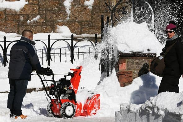 Un hombre de 55 años murió en New Milford después de sufrir un ataque cardiaco mientras quitaba nieve con una pala, y en Shelton otro hombre de 49 años murió intentando desenterrar su camión de la nieve.