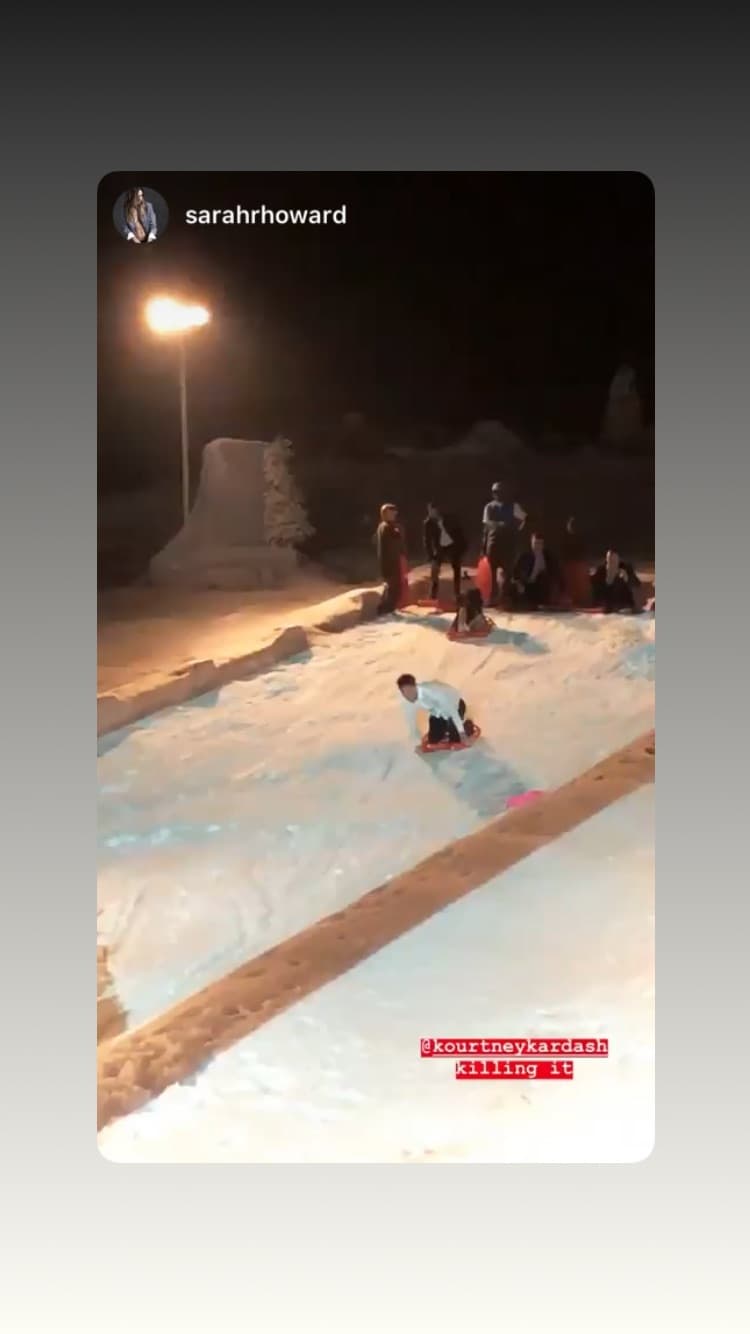 Además, hubo montañas de nieve en donde los invitados pudieron deslizarse, que sin duda, fue una de las partes más costosas de la fiesta, según reportó 
<a href="https://www.dailymail.co.uk/tvshowbiz/article-6530459/Kardashian-EXCLUSIVE-Kris-Jenners-annual-Christmas-Eve-party-held-Kims-mansion-cost-500K.html">Daily Mail</a>.
<br>