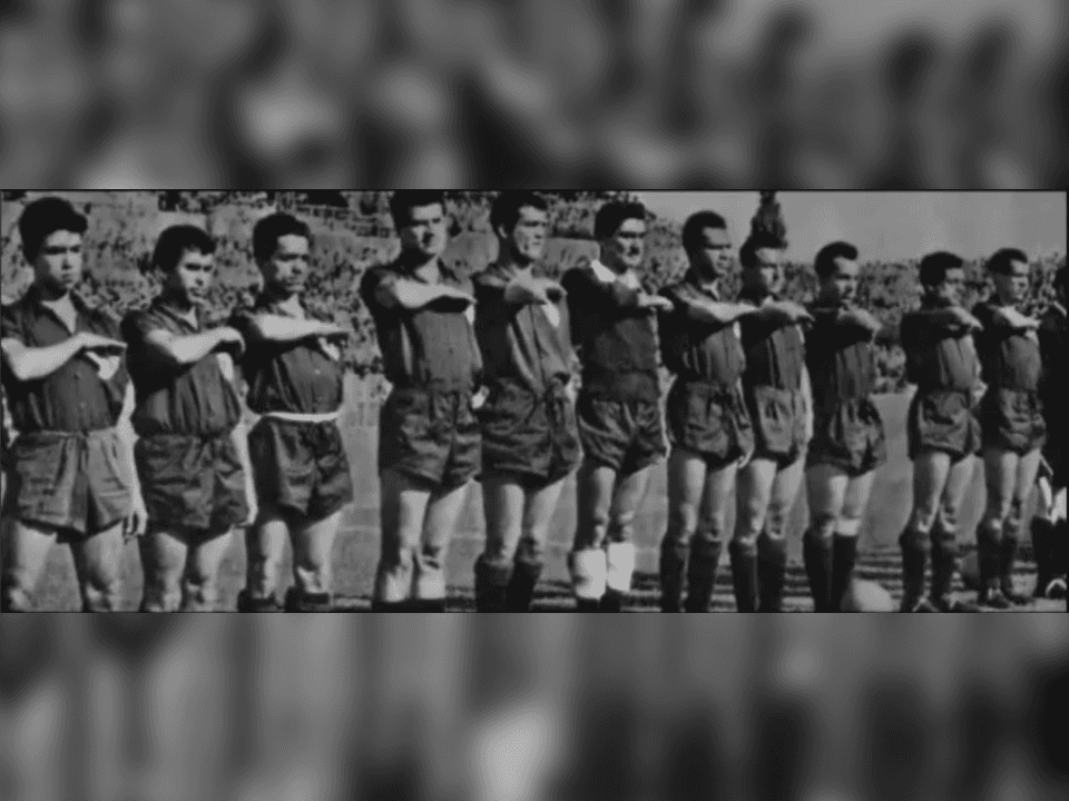 Federico González Obregón, presidente del Guadalajara, lo invitó a jugar a Chivas; debutó en la temporada 47-48 con las Chivas Rayadas.