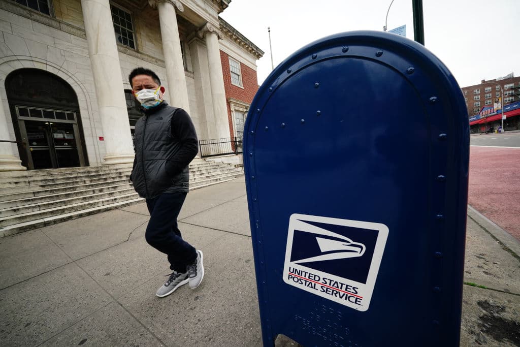 El proyecto de ley aprobado por el Senado de California da más tiempo al correo para entregar la boleta electoral ante el coronavirus.