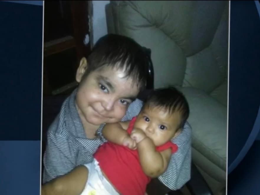 Ángel recueda todavía cuando tenía unos tres años y se enteró "que no era nomal" cuando una vez de pronto se cayo y vio muchísima sangre y su piel caída. "Todos los días estoy triste. Es rara la vez que me rio o tengo alegría, porque no camino, no escucho, me siento mal y siempre tengo dolores", dice afligido. 
<br>
<br>
<br>