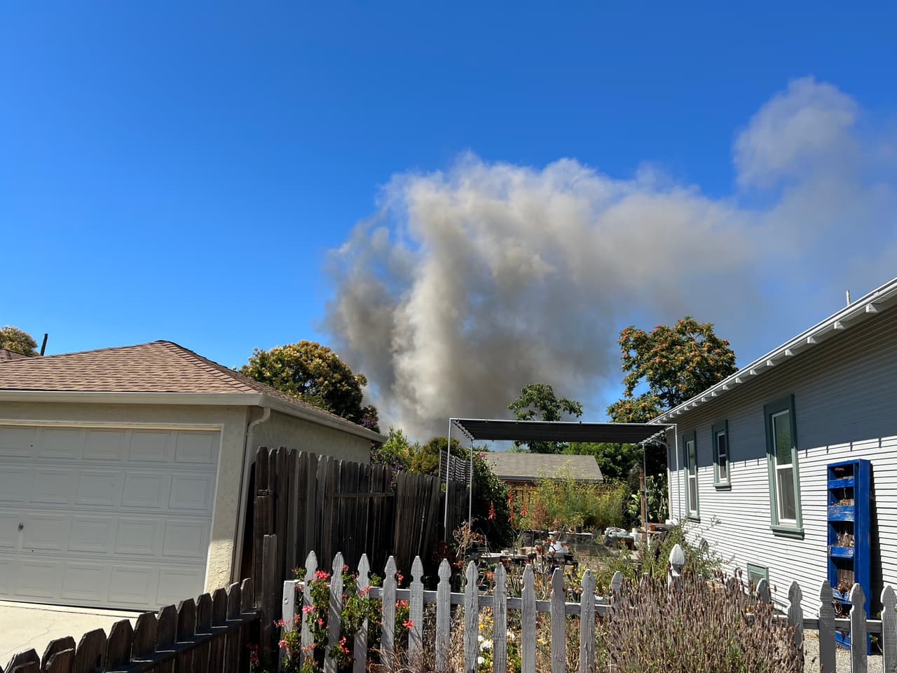 Para este momento, el fuego ya había sido controlado, pero los bomberos pidieron evitar la zona mientras realizaban sus maniobras.