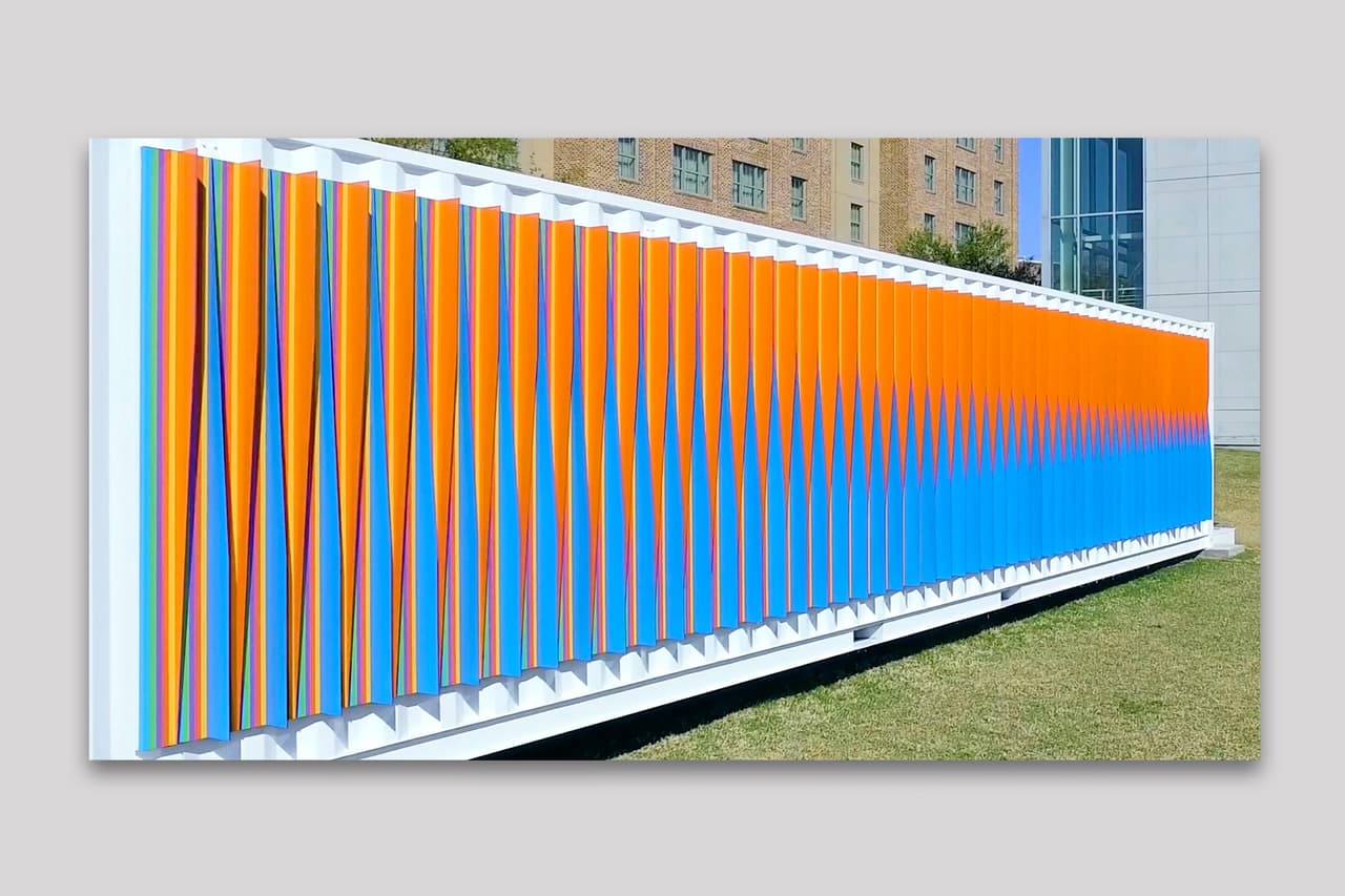 El maestro del arte cinético venezolano, Carlos Cruz-Diez, regresa a la feria con sus coloridas obras, pero este año, la escuela de Arte y Diseño de Savannah le rinden homenaje al artista con un espectacular proyecto de una de sus obras en un contenedor.