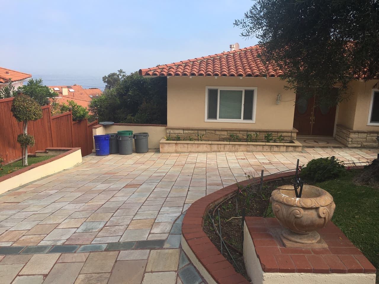 La casa de tres recámaras también solía recibir al dirigente de La Luz del Mundo. Está valorada en $843,853 y fue adquirida por sus hermanos por casi $540,000 en 1992.