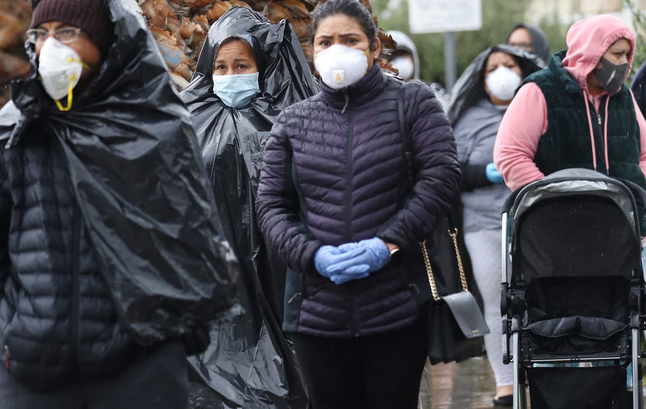 "Hace meses que no tenemos más trabajo", cuenta a la AFP Alana, una mujer latina que prefiere no dar su apellido en la ciudad de Chelsea, en la periferia de Boston, la más afectada por la pandemia en el estado de Massachusetts. "Ayer vi una mujer con un bebé de 15 días y otros dos niños, su marido está desempleado, y no tiene más comida en su casa. Le di lo que tenía", contó a la AFP.