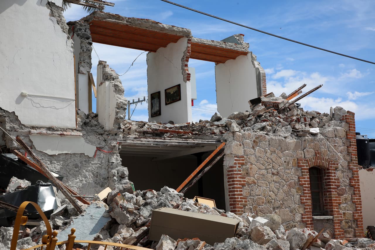 Pero en los pocos muros de la segunda planta que quedaron en pie y al descubierto, aún pueden verse los cuadros colgando.