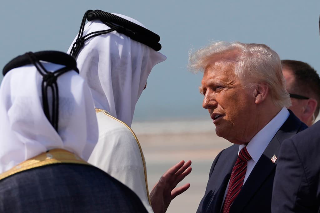 El emir Tamim bin Hamad al Thani saluda al presidente estadounidense Donald Trump a su llegada a Catar.