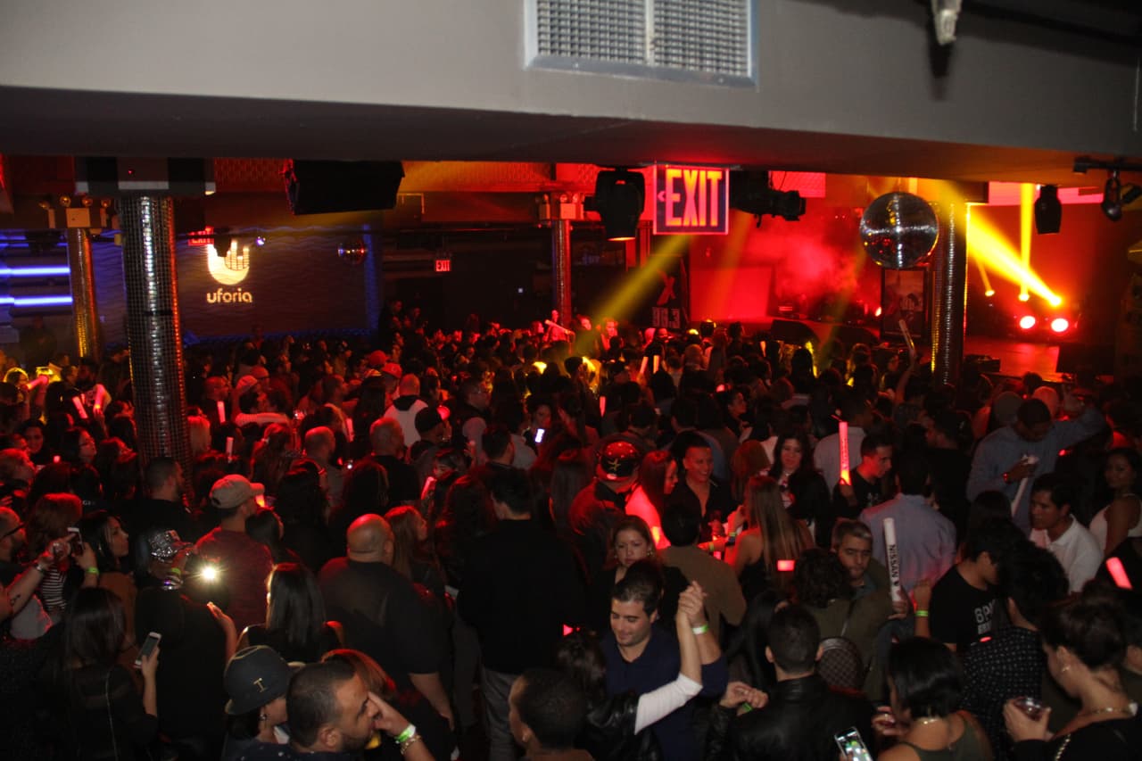 Los fanáticos de La X 96.3 se gozaron de principio a fin el espectáculo de Yandel en Stage 48 cortesía de Nissan.