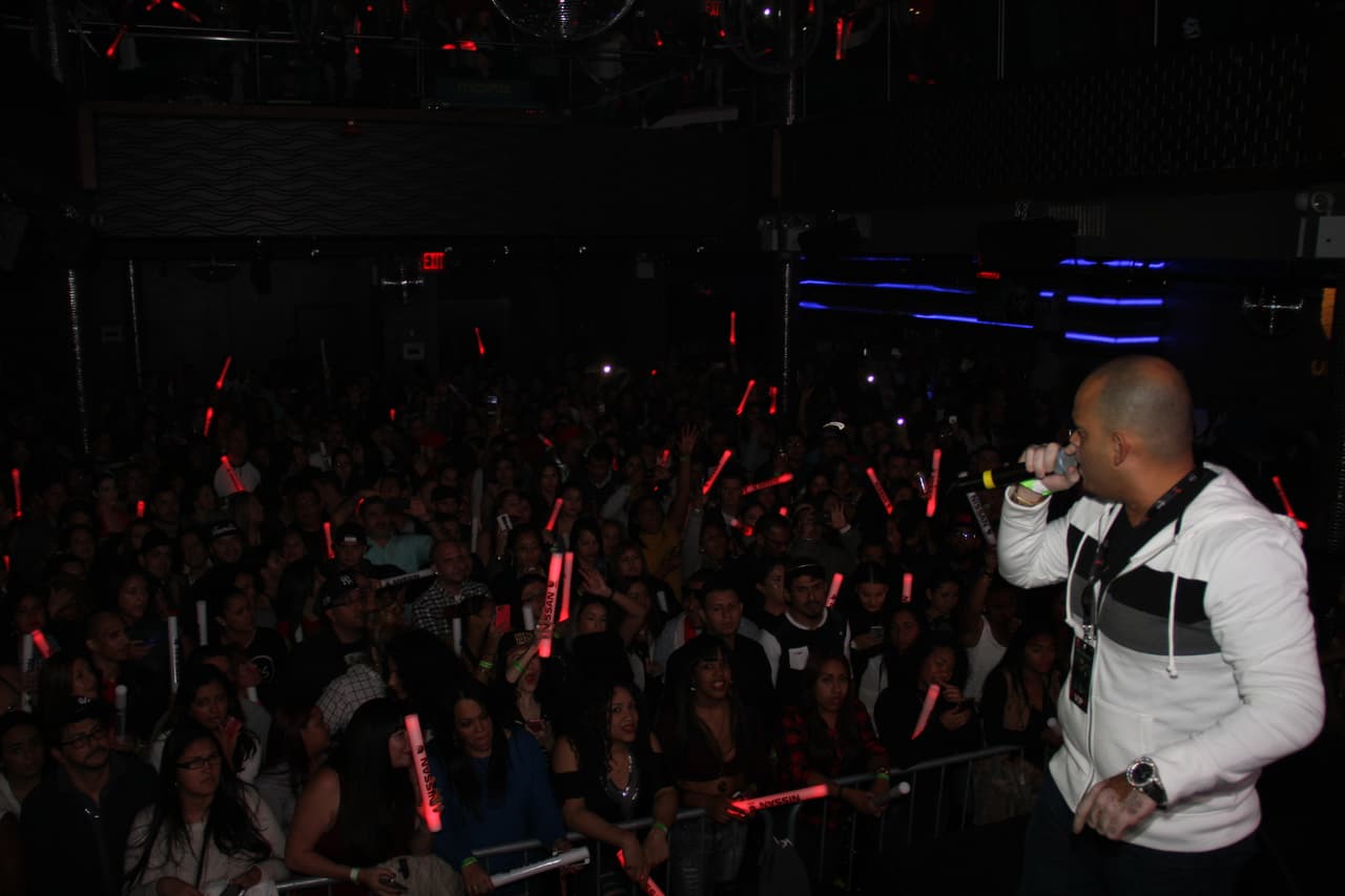 Los fanáticos de La X 96.3 se gozaron de principio a fin el espectáculo de Yandel en Stage 48 cortesía de Nissan.