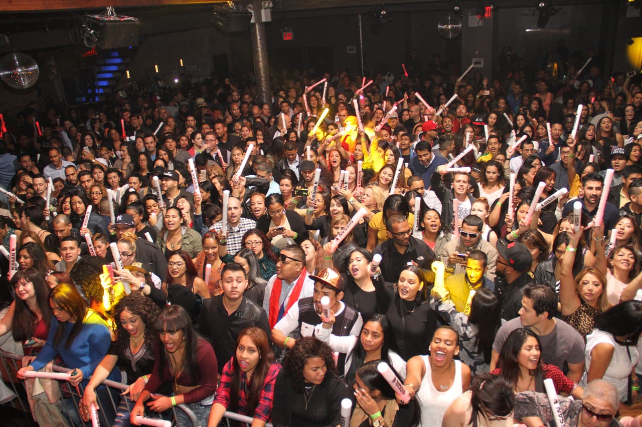 Los fanáticos de La X 96.3 se gozaron de principio a fin el espectáculo de Yandel en Stage 48 cortesía de Nissan.