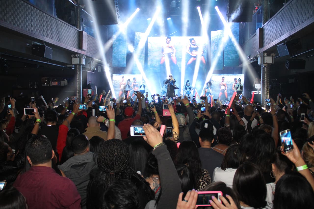 Los fanáticos de La X 96.3 se gozaron de principio a fin el espectáculo de Yandel en Stage 48 cortesía de Nissan.