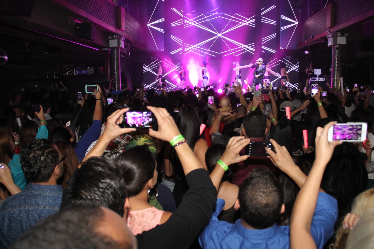 Los fanáticos de La X 96.3 se gozaron de principio a fin el espectáculo de Yandel en Stage 48 cortesía de Nissan.