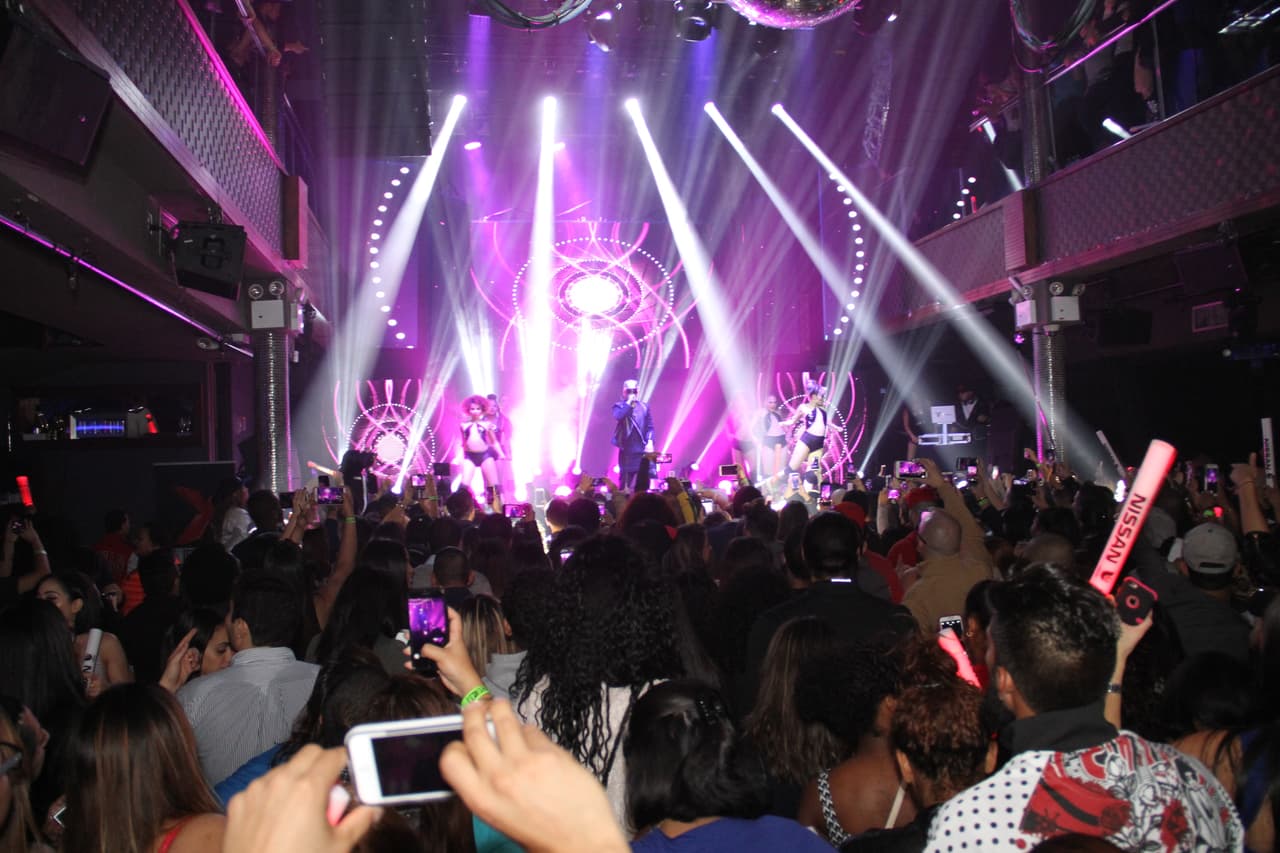 Los fanáticos de La X 96.3 se gozaron de principio a fin el espectáculo de Yandel en Stage 48 cortesía de Nissan.