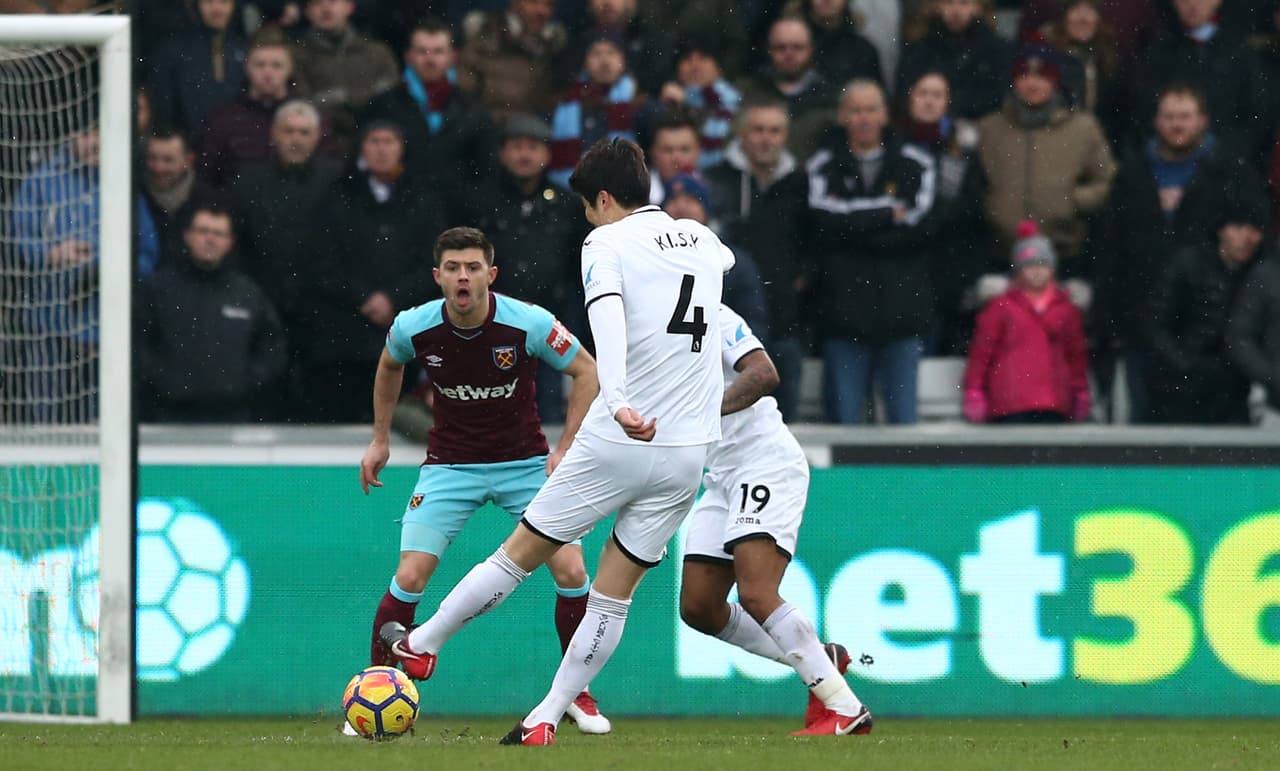 Al minuto 8, el surcoreano Sung-Yeung Ki se encargó de abrir el marcador con este remate ante el portero Adrián.