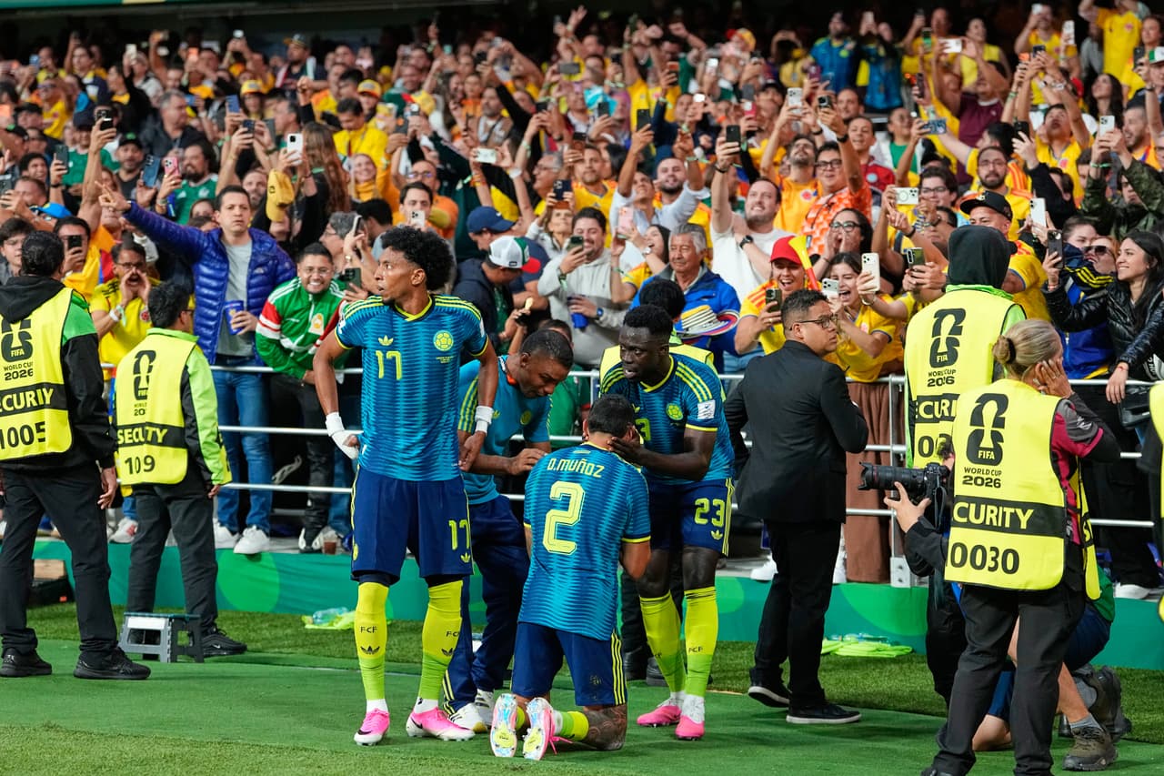 Daniel Muñoz (2), de Colombia, celebra con sus compañeros tras marcar el primer gol de su equipo durante el partido de fútbol del Grupo K de la Copa Mundial entre Uzbekistán y Colombia en la Ciudad de México, el miércoles 17 de junio de 2026.