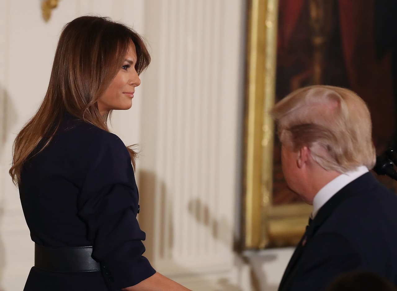 Tras 20 días de ausencia todos preguntan ¿dónde está Melania? y ella contesta duramente: "trabajando por el pueblo de EEUU"