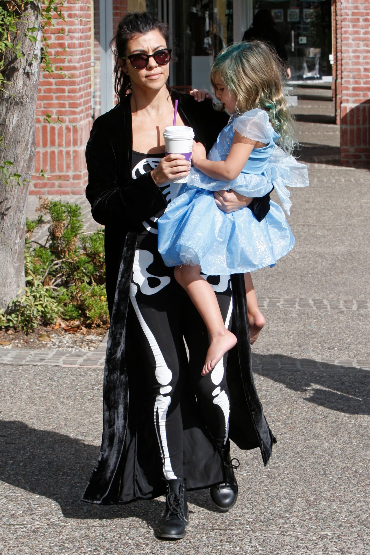 Kourtney Kardashian salió con su hija vestida de princesa.