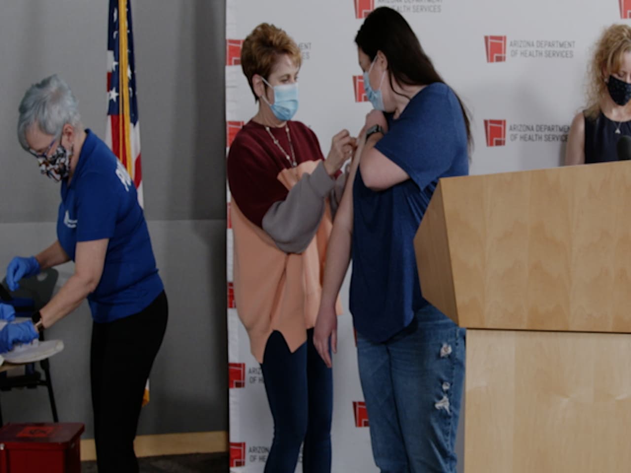 Mientras este grupo recibió hoy su segunda dosis, 
<a href="https://www.univision.com/local/arizona-ktvw/ducey-ordena-que-se-acelere-la-distribucion-de-la-vacuna-contra-el-coronavirus">el plan de vacunación en Arizona avanza. </a>
<br>