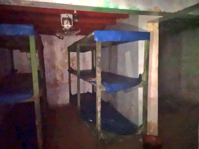 Para alojar a los miembros de la pandilla, el búnker también tenía 12 literas.