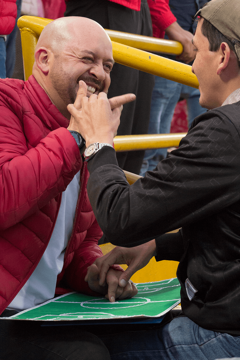 Las emociones entre estos dos amigos son más que evidentes. Aquí César narró el único gol del partido, con la habitual burla amistosa de quien vence a su rival.