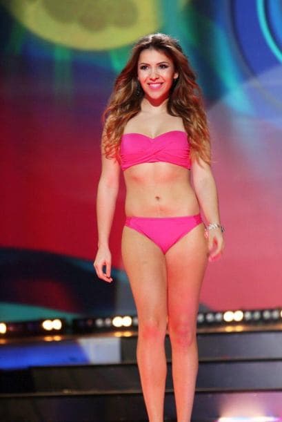 Míralas bien porque una de estas chicas será la próxima reina de Nuestra Belleza Latina. Acompaña a nuestras 12 participantes en la búsqueda de convertir su sueño en una realidad. Esta es la primera pasarela del grupo de la octava temporada. Recuerda apoyarlas con tu voto.