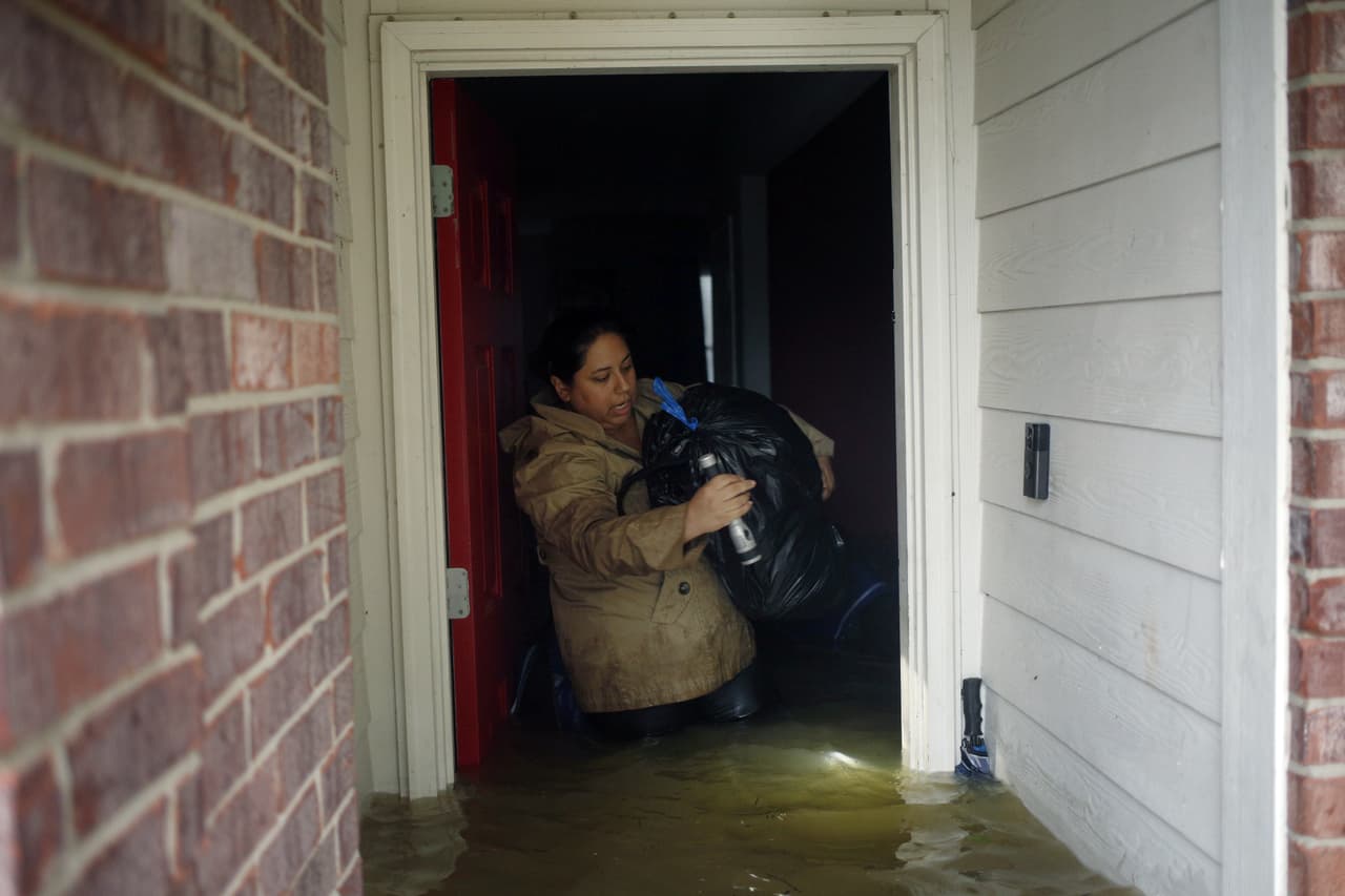 Una mujer intenta salvar algunas pertenencias de la inundación dentro de su casa de Spring, al norte de Houston.
<br>