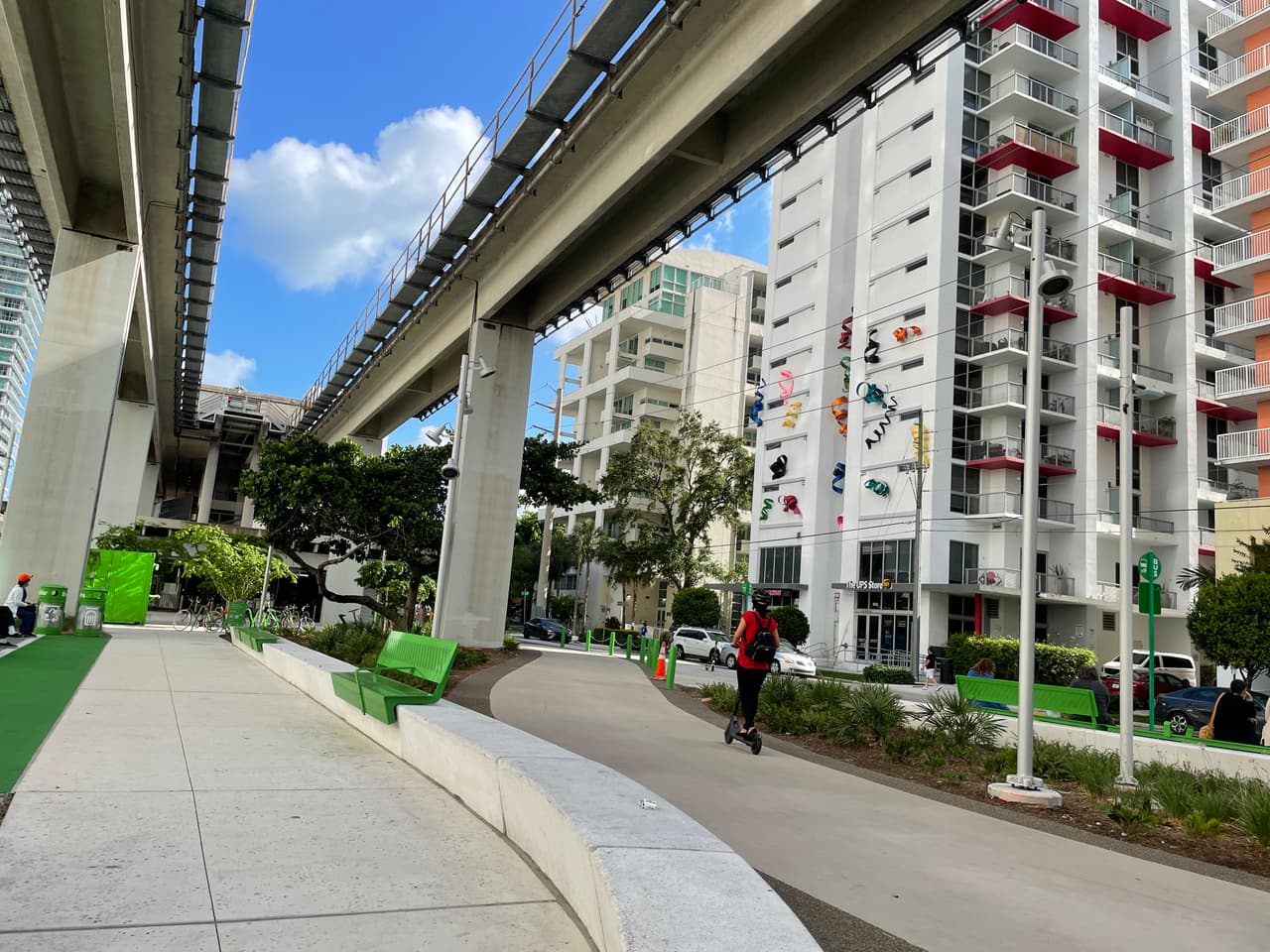 La primera fase de 0.5 millas, Brickell Backyard, fue inaugurada a finales de febrero de este año. Este era un lugar en el que transitaban pocas personas, pero ahora se ha transformado en un paisaje influenciado por el parque elevado 
<a href="https://www.thehighline.org/" target="_blank">The Highline</a> en Nueva York.
<br>