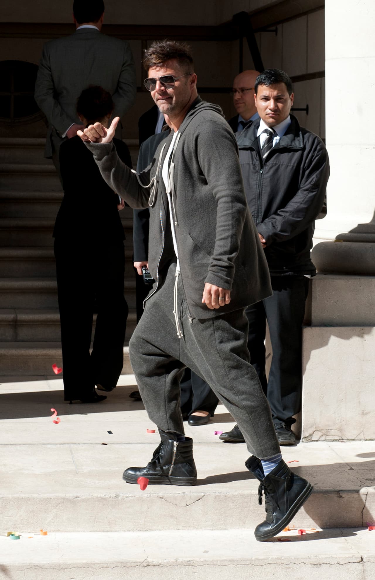 El cantante llegó de muy buen humor.