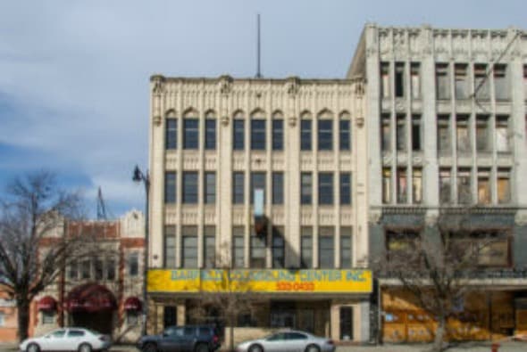El Distrito Comercial Madison Pulaski, en la intersección de la Madison y la Pulaski. En la lista también se encuentran el Water Crib en el Lago Michigan y esculturas en el loop y el centro de Chicago.