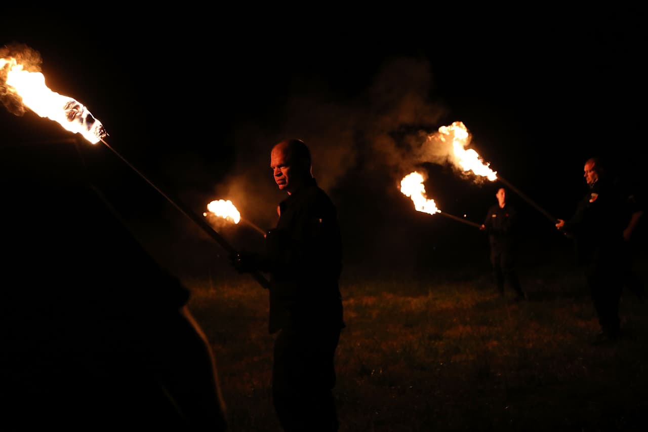 Un grupo de supremacistas blancos se reunió en Draketown, Georgia en abril de 2018. Durante el encuentro quemaron esvásticas de madera e hiceron saludos Nazis.