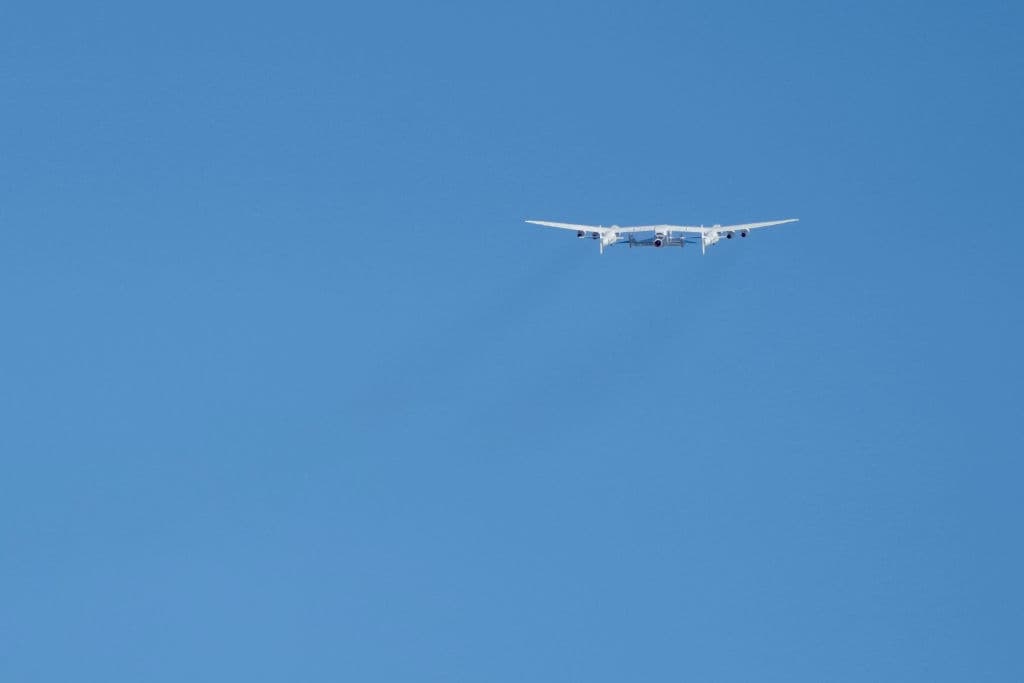 La nave espacial VSS Unity -una copia del modelo SpaceShipTwo- iba enganchada al avión transportador. En ella volaban dos pilotos y cuatro pasajeros a bordo: Richard Branson y tres empleados de su empresa.