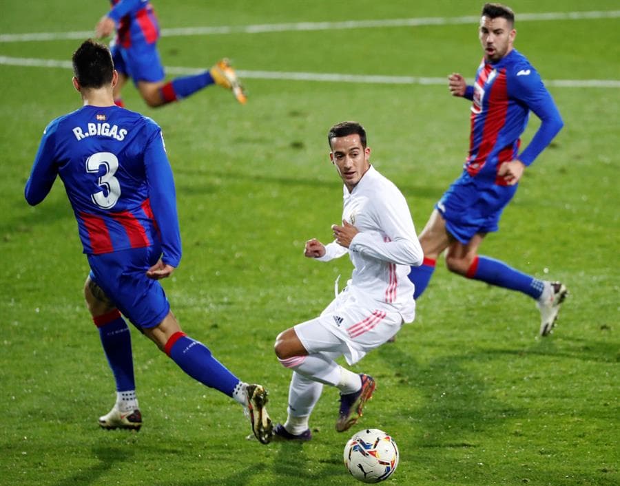 Real Madrid se impone ante el Eibar 3-1 en la Jornada 14 de LaLiga. Karim Benzemá abrió el marcador al minuto 6, cuando seguido cayó el gol de su compañero Luka Modric. Kike García, al minuto 28, anotaba el único tanto para los 'Armeros' y es hasta el minuto 92 cuando Lucas Vázquez pone la cereza en el pastel para el triunfo del equipo merengue.