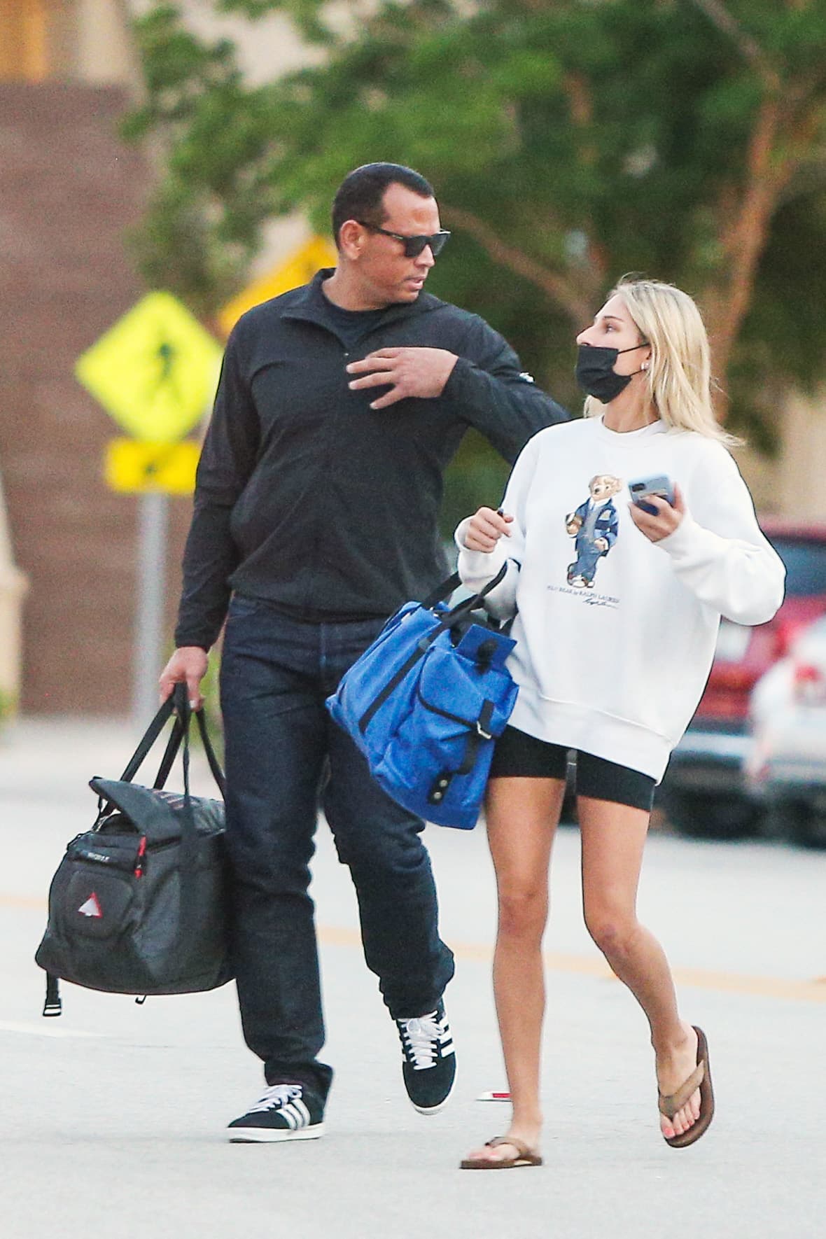 Los dos lucen despreocupados mientras aparentemente platican.