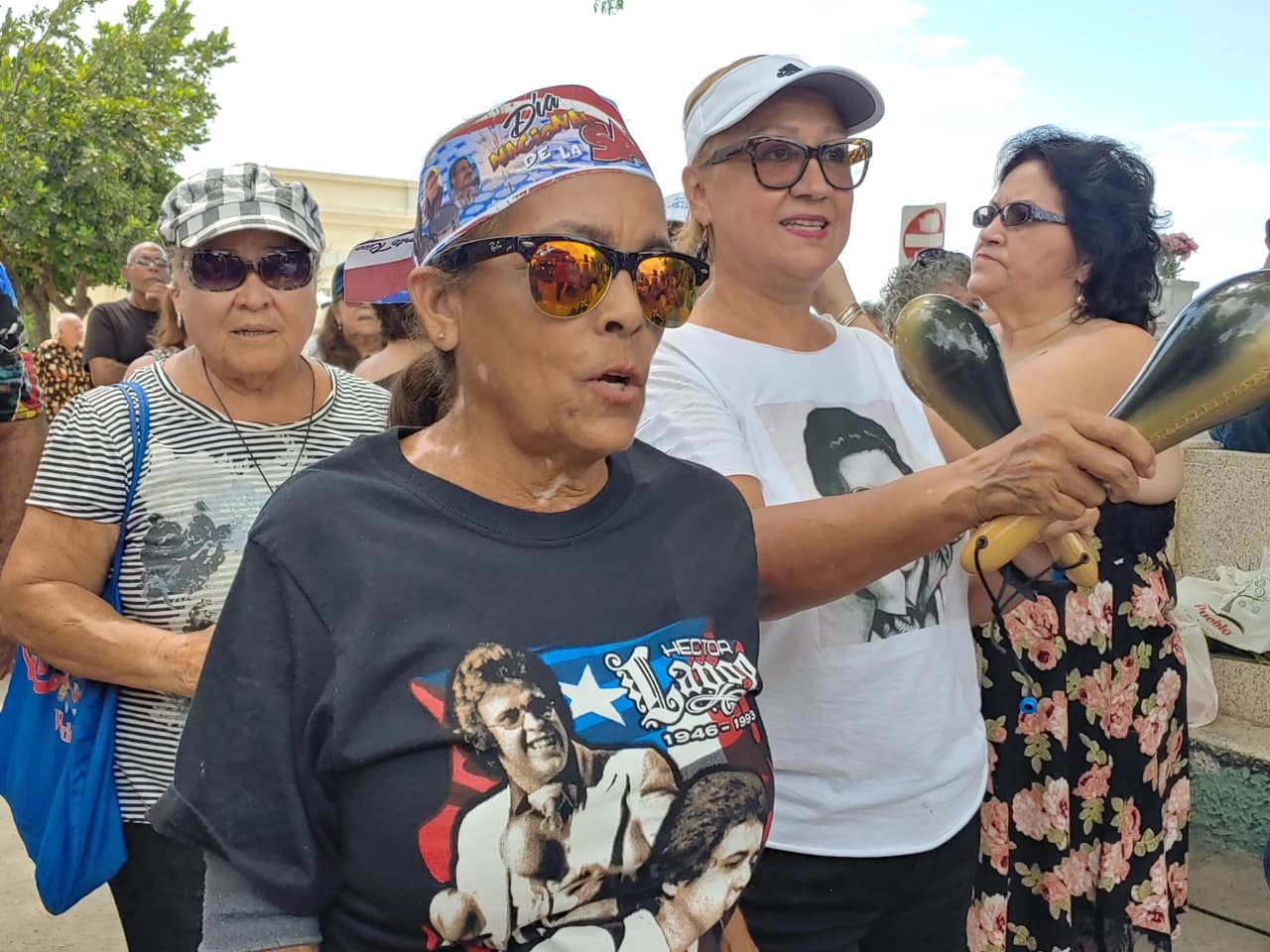 En 1975 lanza su primer disco como solista "La Voz".